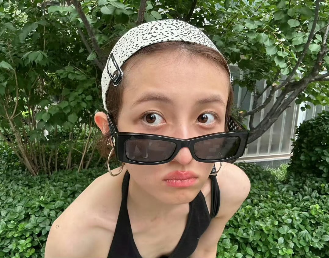 张子枫瘦成这样了张子枫因发布的户外随拍引发全网直呼“瘦到脱相”，这场暴瘦的核心原