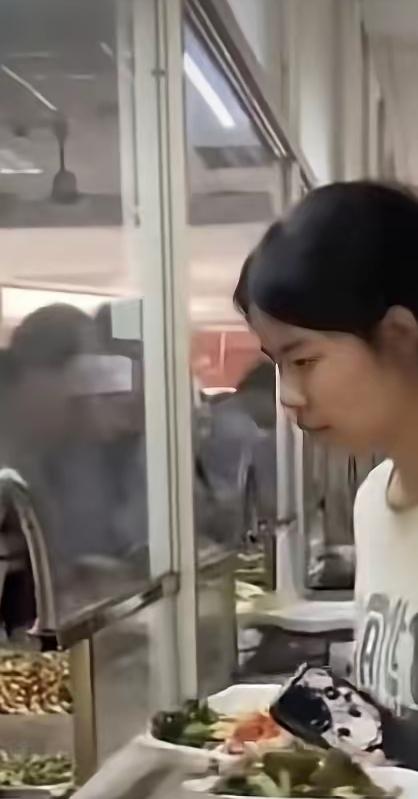 前几天看到这样一个新闻，真的越看越暖心，也越看越鼻酸。
 
江苏一个姑娘考上南京