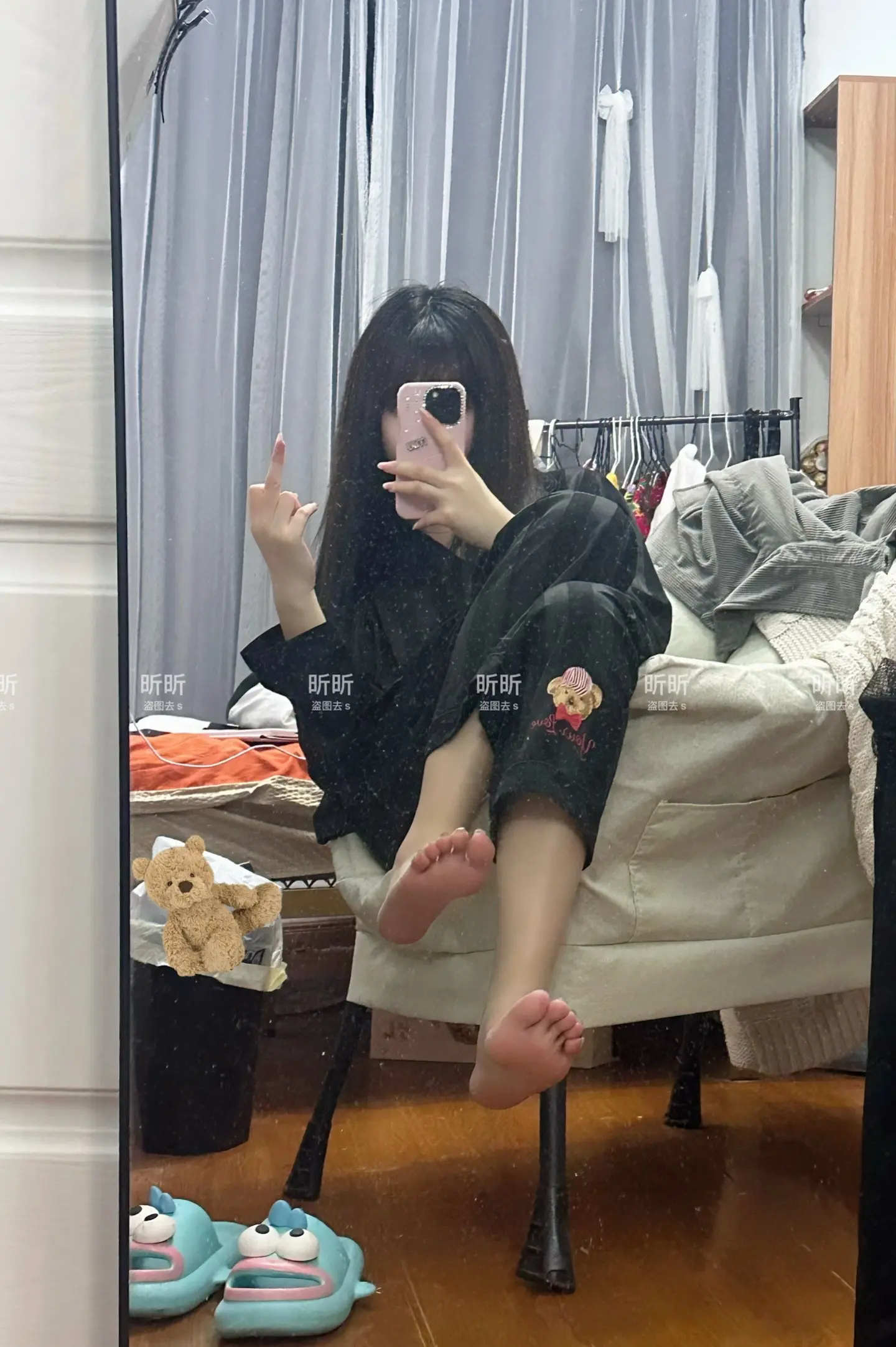 我真不明白我的房间为什么会乱 我明明只是躺在床上玩手机