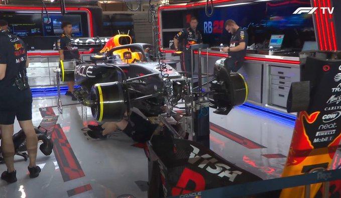 红牛车队技师接着给维斯塔潘赛车做调整 来解决赛车弹跳严重的问题（其实可以去问问梅