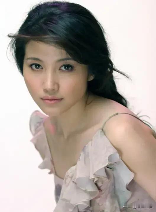 这个演员没有绯闻，演技不错，形象朴实，但耐看。颜丙燕，一个实实在在的在影屏上辛勤