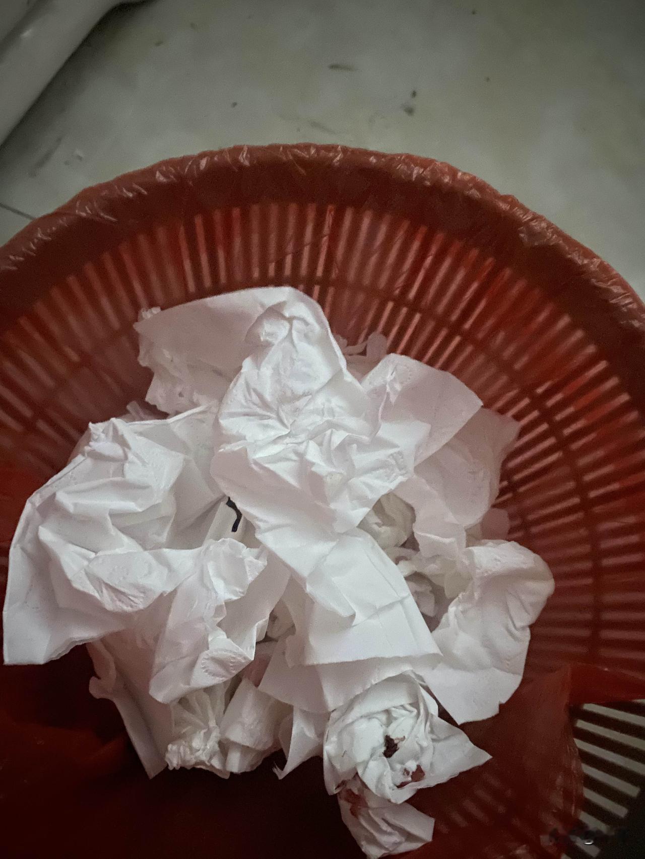 我女儿做完腺样体手术第三天回到家到了晚上鼻子就开始流鼻血了，吓死我了，我马上上网