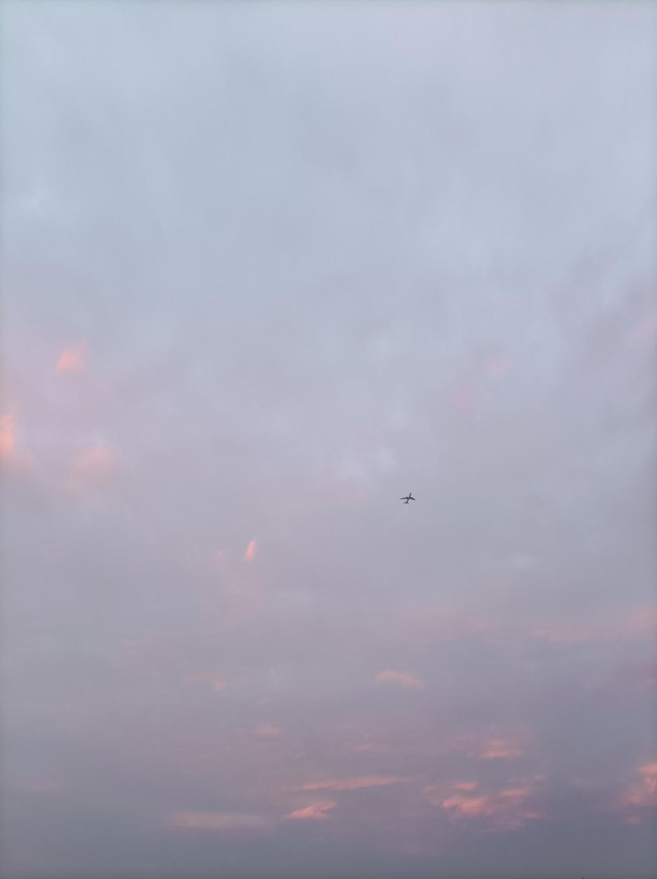 我拍到的落日瞬间这几天深圳都是阴天，落日夕阳也变成这样的了！我还拍到了一只飞机[