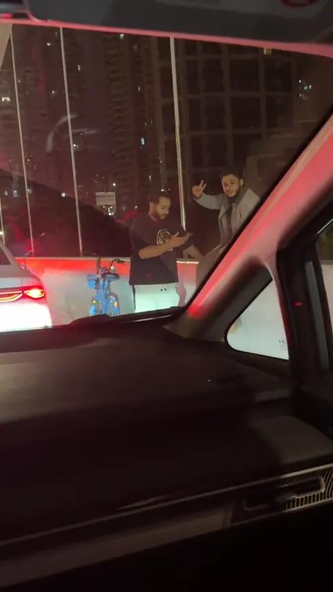 “滚回自己的国家！”上海，2名外国人骑共享单车上高架，一人淡定的坐在高架上，另一