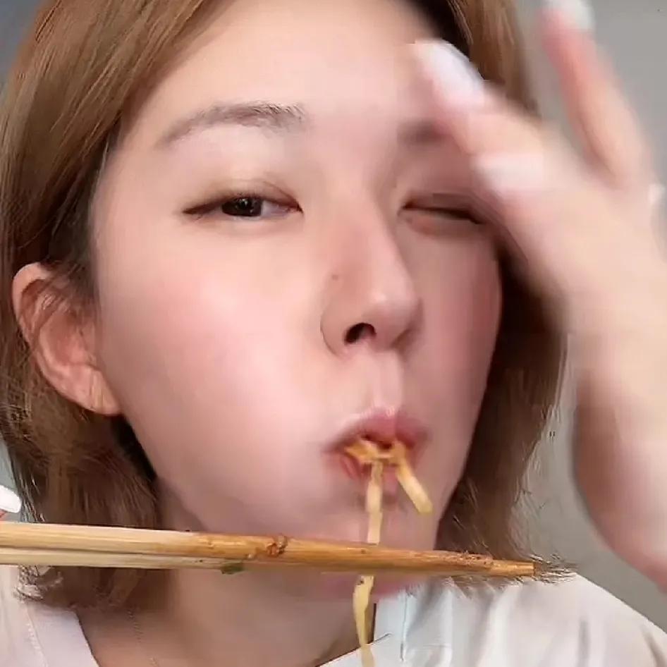 艺人的生命力来自于“被看见”，
这也是走投无路的赵露思，
在和经纪公司撕破脸之后