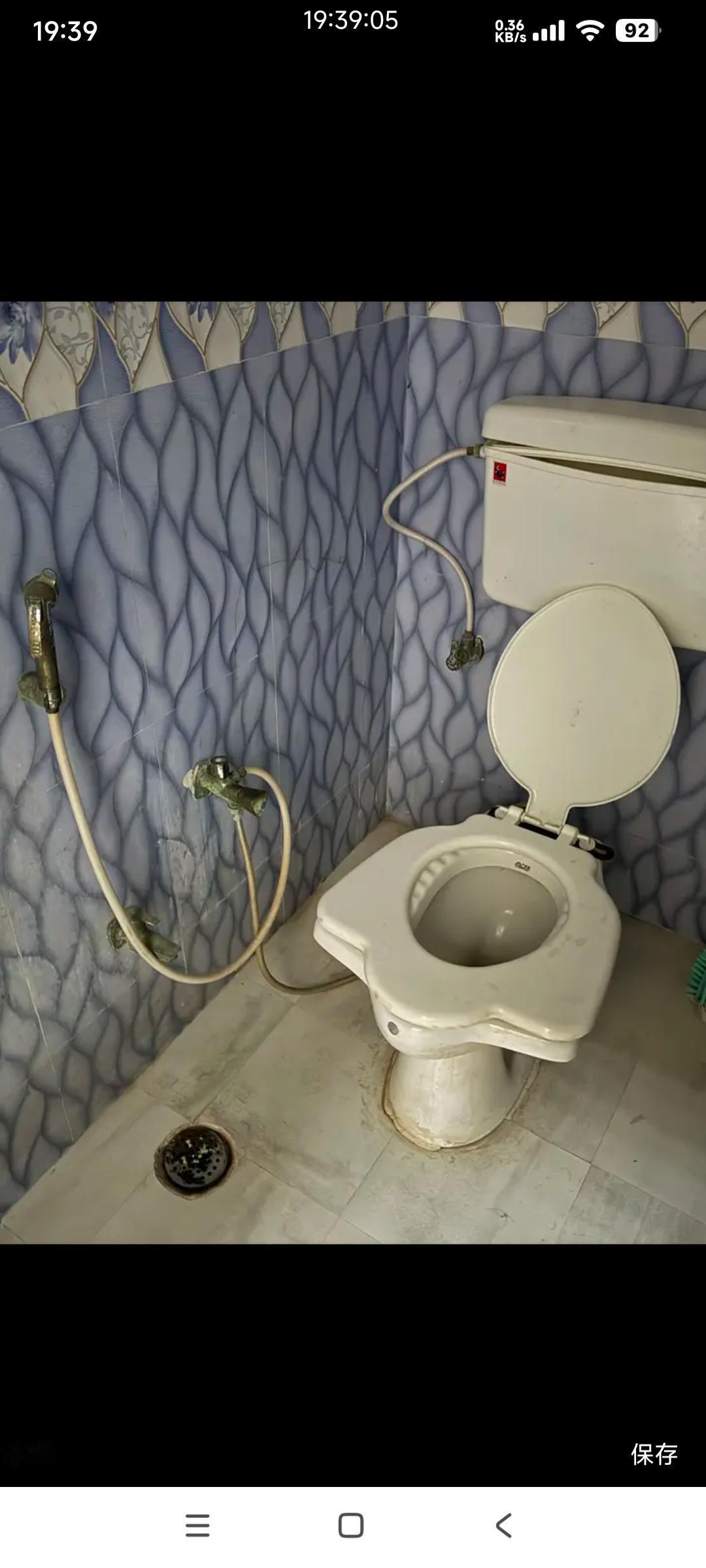 经常去印度出差的人都会在自己的旅行箱里面塞两卷厕纸，以防万一！

这是印度酒店的