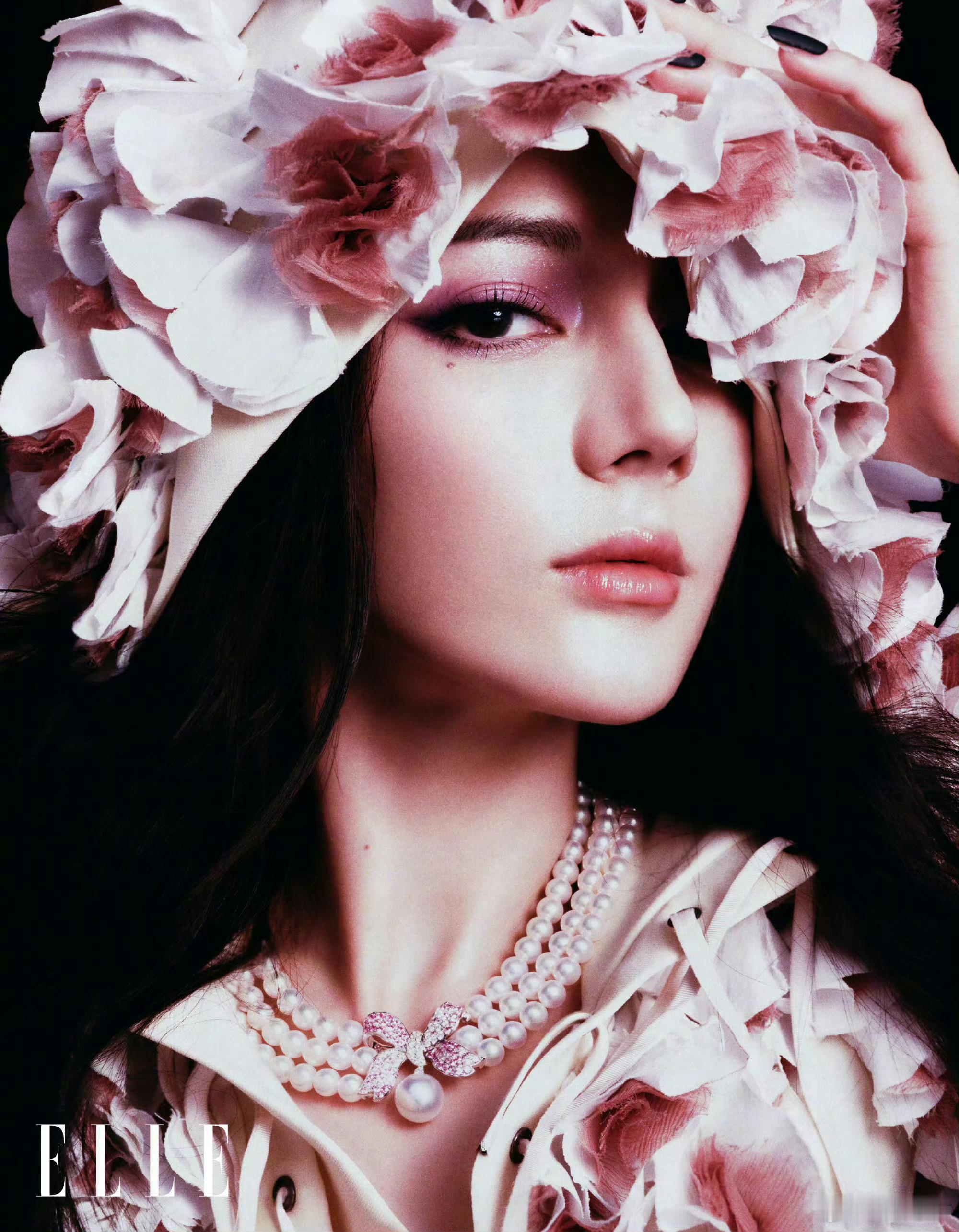 迪丽热巴三登ELLE开年刊 迪丽热巴三登ELLE开年刊被热巴的美貌惊艳到[哇] 