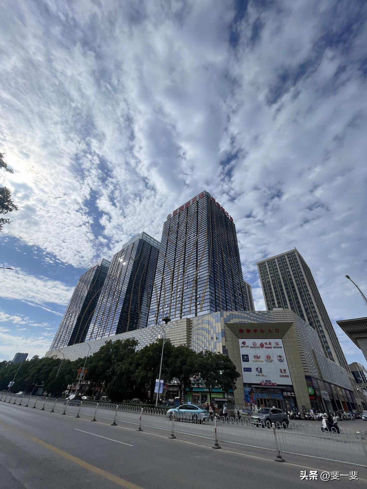银川轻旅居日常
夏日黄昏，凉爽舒适。
傍晚下楼买一杯咖啡，玩着自拍，性情雅致，自