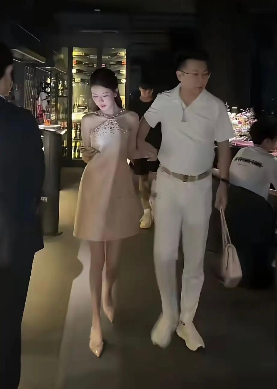 旁边的这个大哥一看就知道非富即贵，钱还是很养人的。 ​​​
