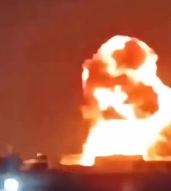 世界上最大的卡塔尔液化天然气制工厂，已被火焰吞没
 
全球最大的天然气工厂出事了