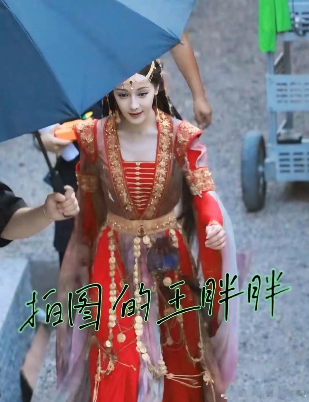 #迪丽热巴贺思慕红衣抹胸路透# 迪丽热巴新剧《慕胥辞》红衣抹胸造型路透，粉丝都在