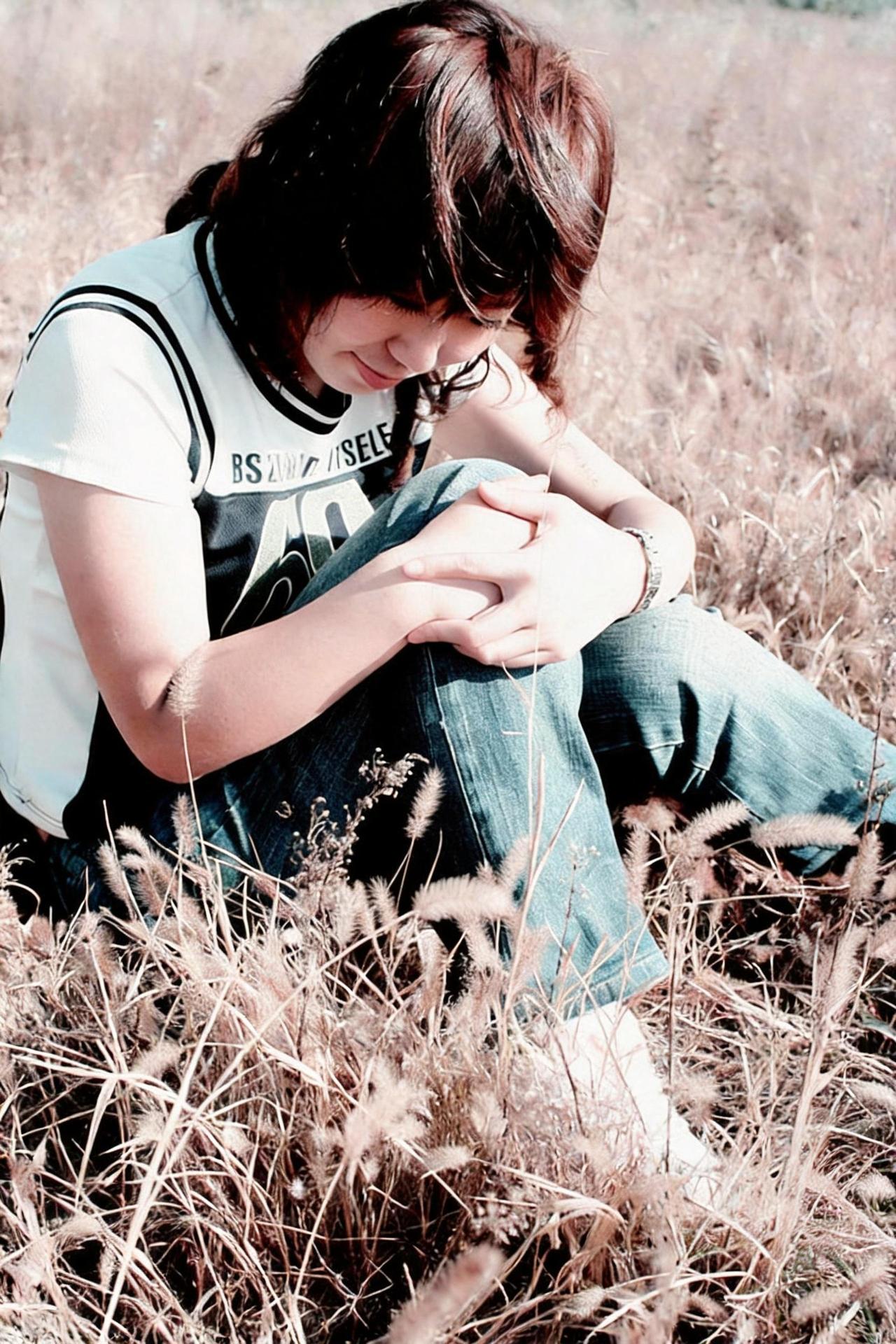 🌾风把草尖吹成碎金，她把心事叠进掌纹里。孤独是大地的耳语，沉默时听得最清。