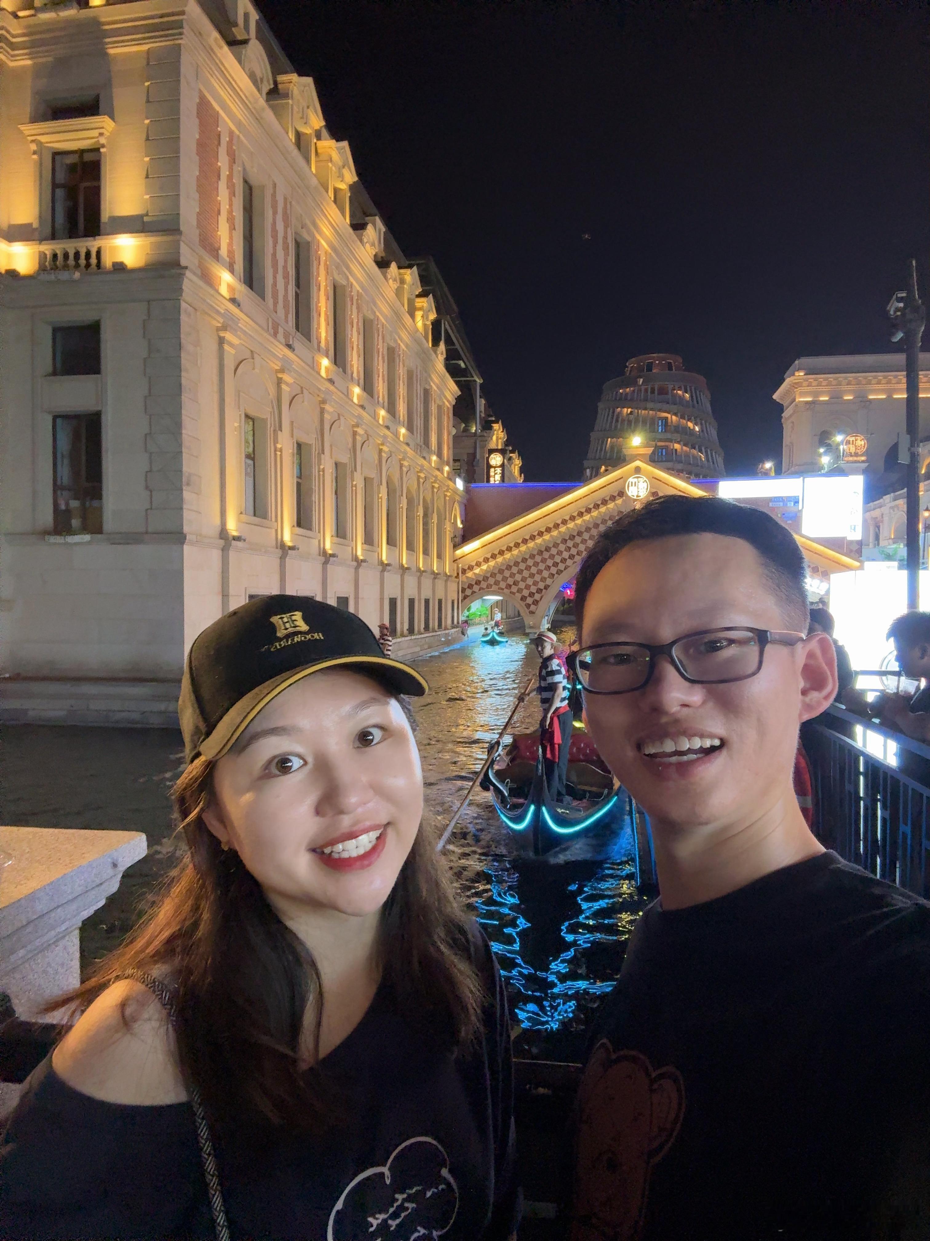 大家好我是老意大利现在我们在威尼斯东北分斯这叫一个地道情侣日常  ​​​