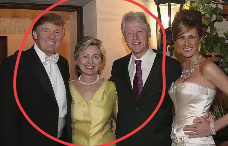 这个四人组合，确实有点奇妙！
曾经的和谐共处！
现在的针锋相对！
谁能想到，三十