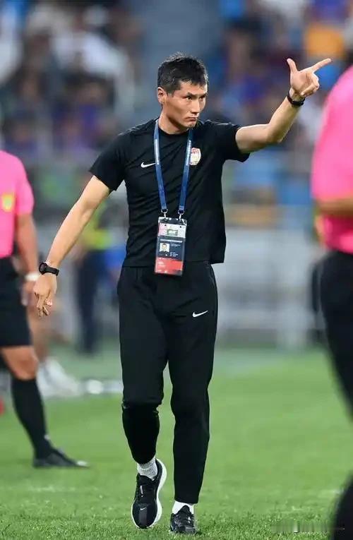 支持本土教练， 男足已高薪聘请了不少外籍教练了，但都是以失败而告终，很多钱打了水