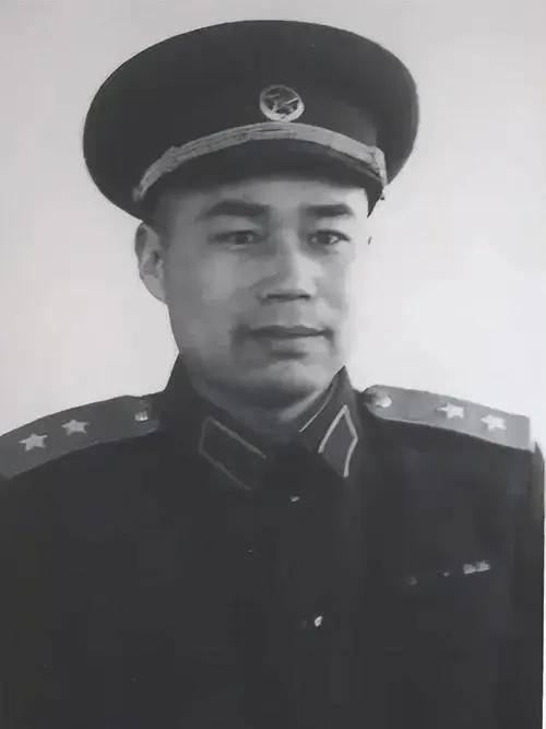 1955年，北京军区副司令员的职位空缺以后，党中央对于这位副司令员的人选正在激烈