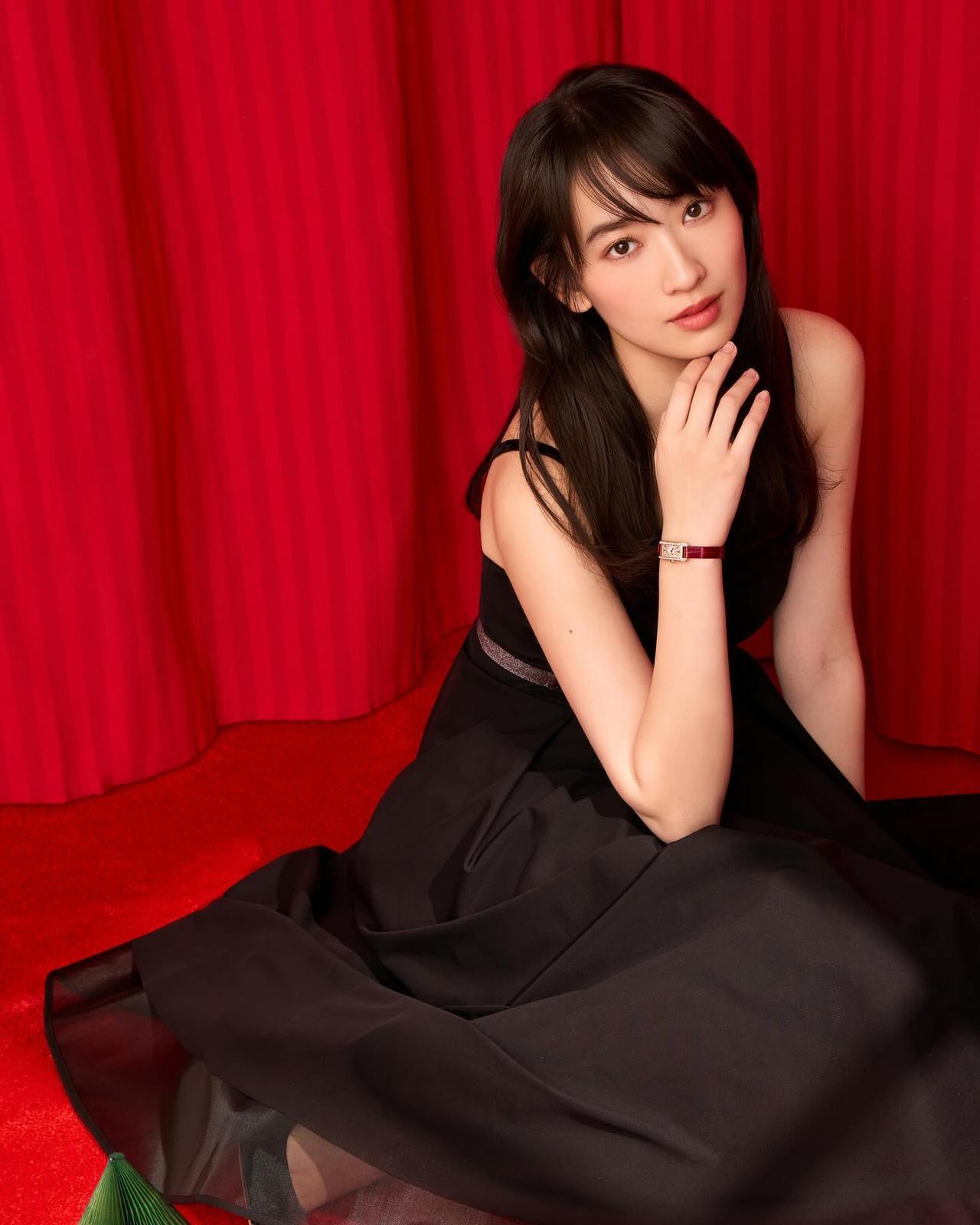 她是香港著名女星龚慈恩的女儿，五官长得很标致，她应该是最美的星二代，感觉比妈妈当