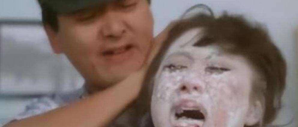 1987年，利智在拍摄时，被周润发一脚踹进玻璃渣里，后来在杀青宴上，周润发又悄悄