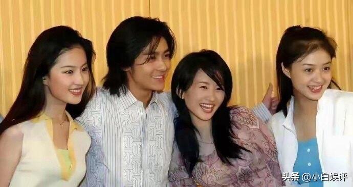 年轻时候的蒋欣和刘亦菲合影，灵气逼人，也完全不输！2003年播出的《天龙八部》中