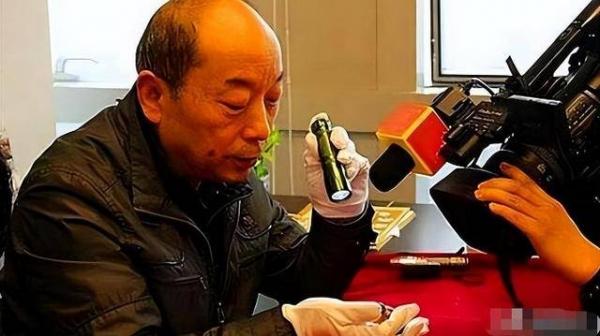 “你说上交就上交？”2002年天津一男子花了10年，捡了600多块蛟河橄榄石，专