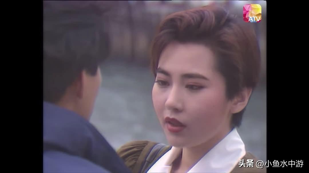 当时三十五年前我认为为性感又有一种气质美的周弘。