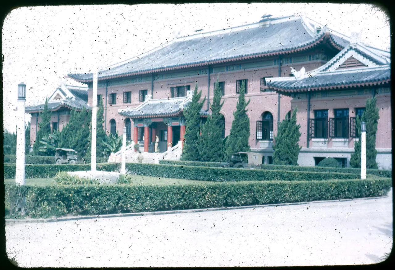 励志社总社(一号楼及三号楼)，南京，1946年摄。
今为钟山宾馆。 ​​​