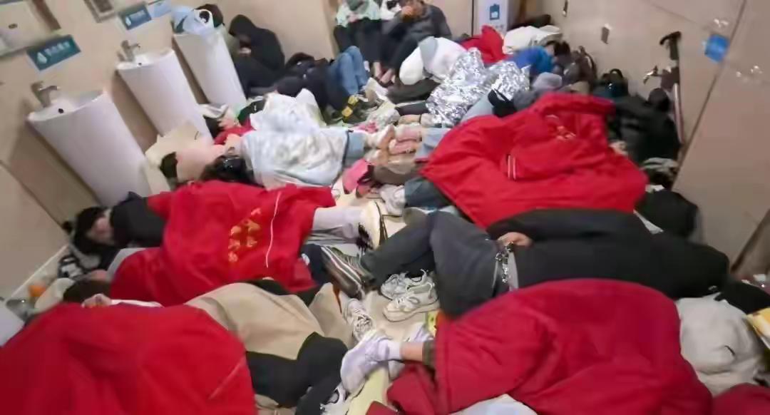 这样的旅游值得吗？
网友爆料称，五一期间，泰山厕所挤满了人，不是去如厕，而是把这