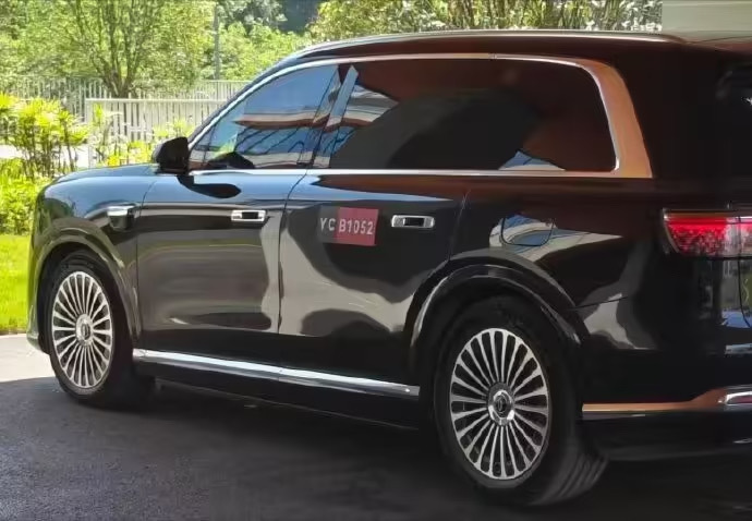 被网友拍到的新问界M9，也很大啊！ 