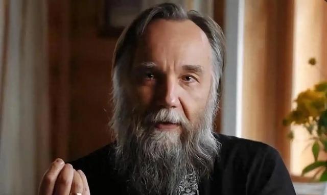 普京智囊做出预言：下一个爆发战争的地方不是台海，也不是南海！杜金这人说话可不是瞎