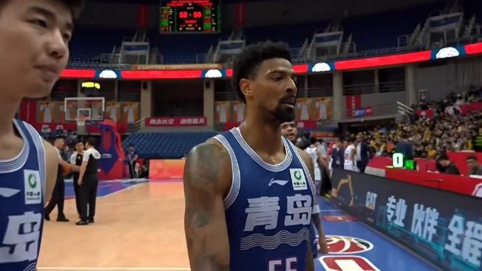 广东宏远用人轮转还是有些问题
让2米03的米奇半场得到了28分
场下坐着2米07