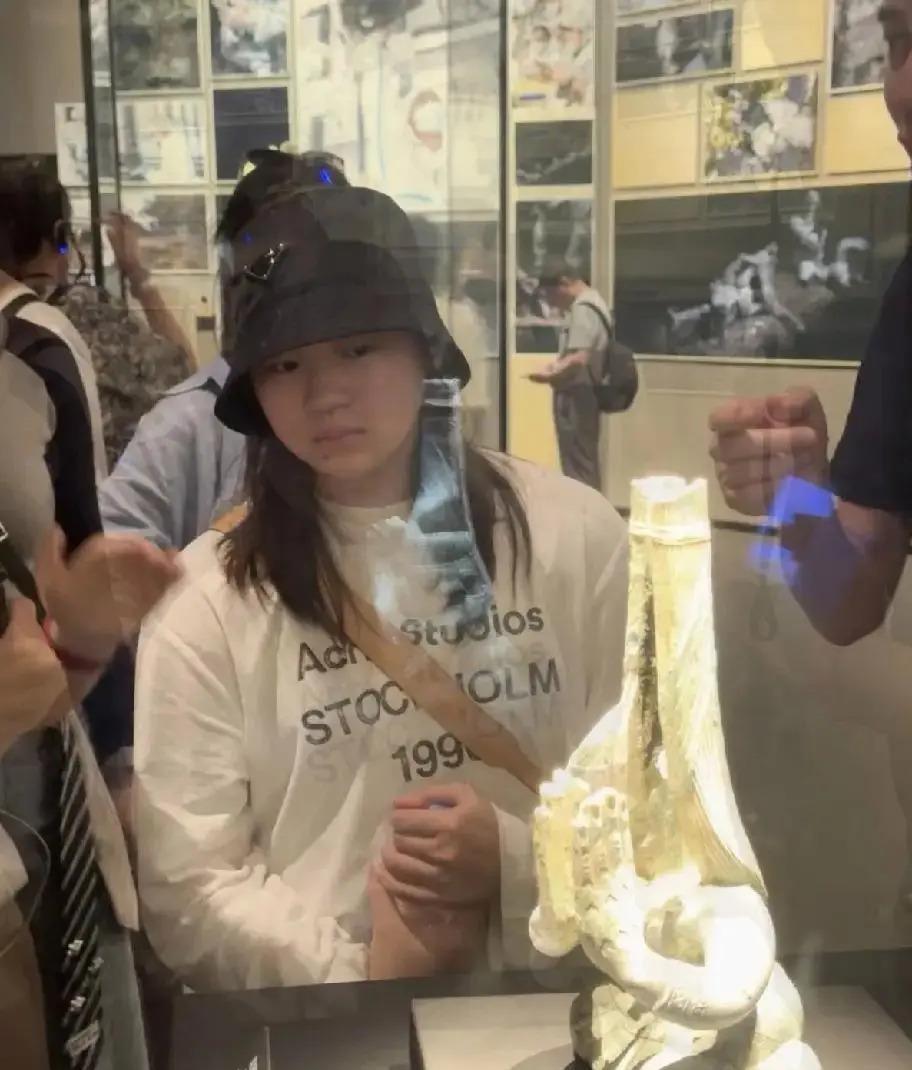 全红婵近照大变样！熬过最难发育关，小姑娘彻底长开了。
前几天看到她的近照，很多网
