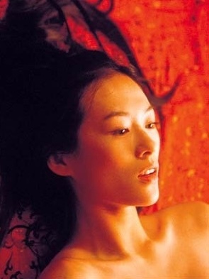 2002年，《英雄》中的章子怡。“红衣红烛，是眼前或天尽处。” ​​​