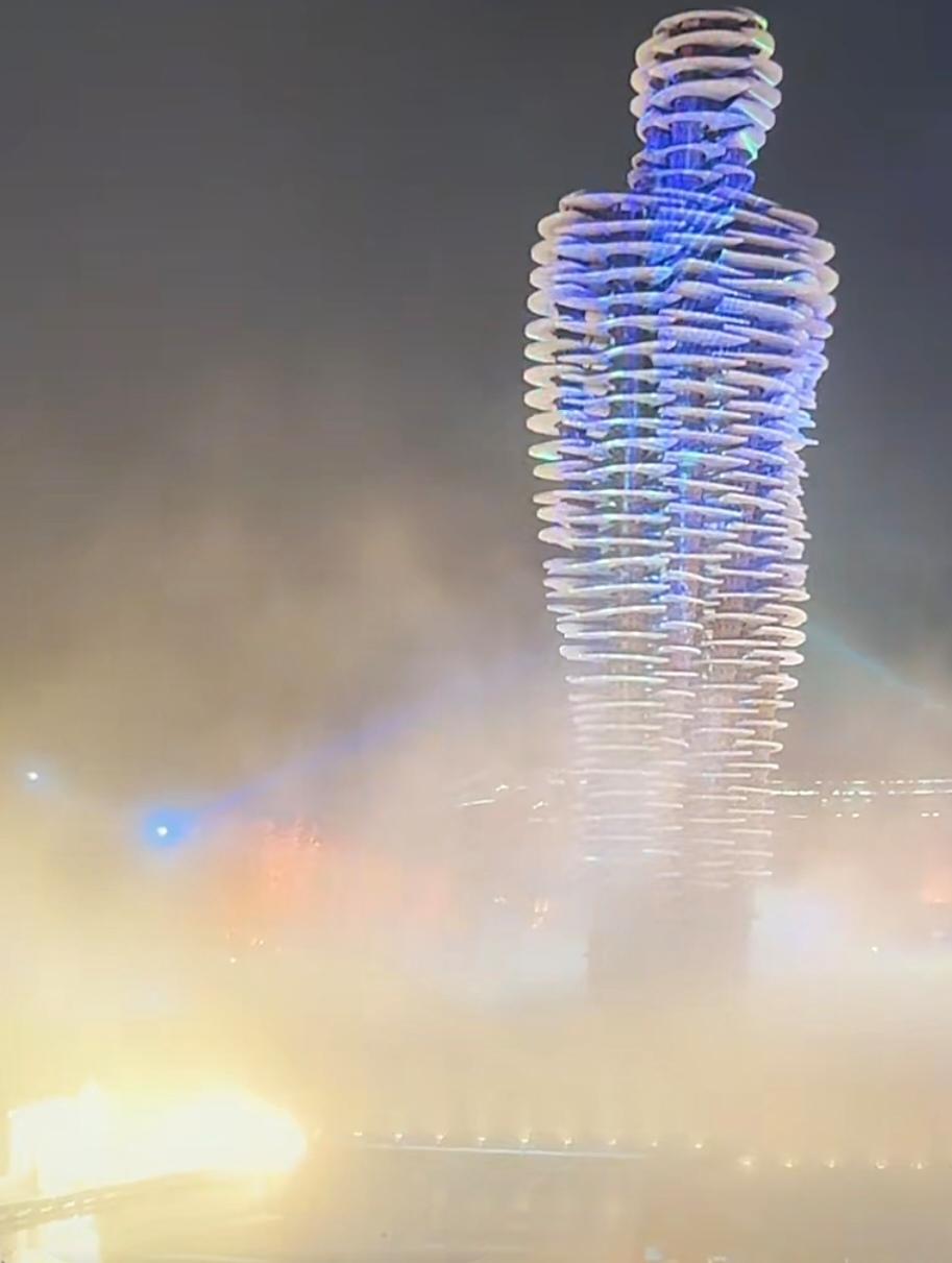 梦幻灯光秀，震撼之夜！🌃✨
光束刺破夜空，像银河倾泻；激光交织成巨幅画卷，古城