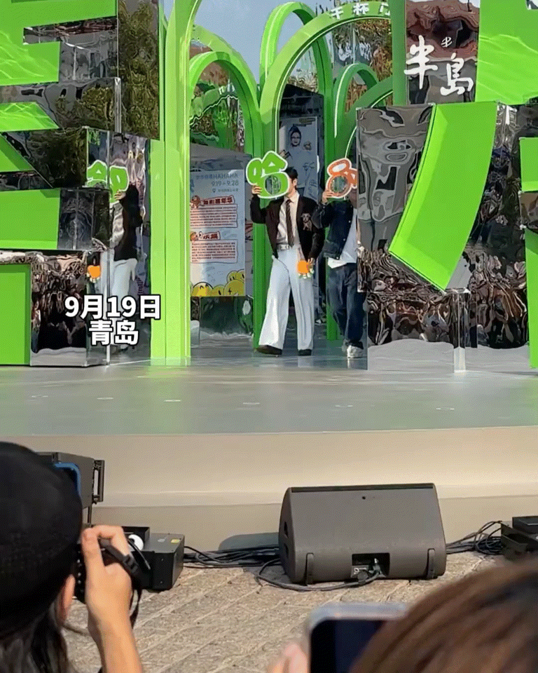 黄渤调侃黄晓明成黄博了黄渤说青岛最帅两个人都在台上 里院喜剧节名场面！黄渤玩谐音