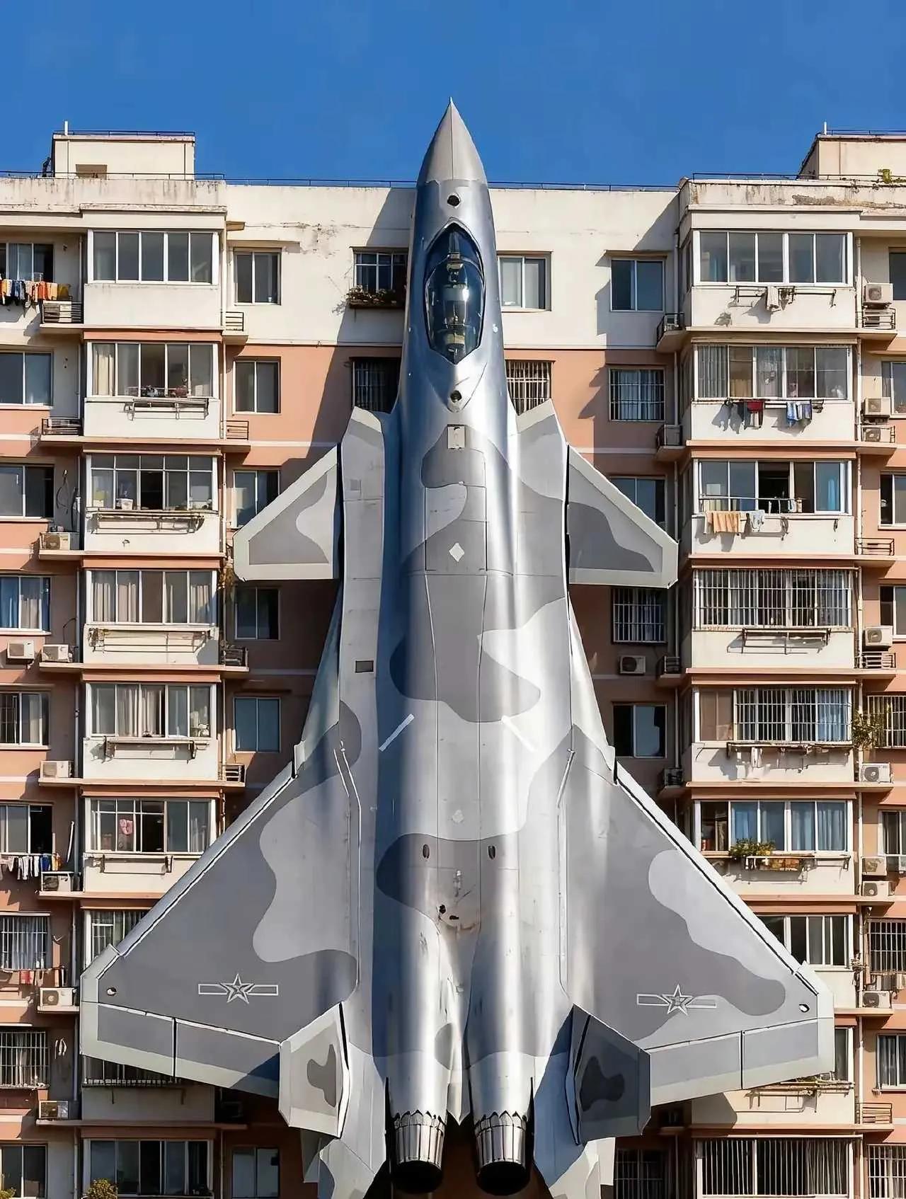 虽然看起来很夸张，但歼-20战斗机确实有这么大！

根据公开数据了解到，歼-20