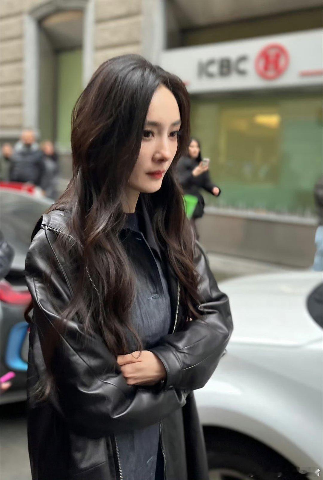 米兰偶遇杨幂逛店 姐姐好美呀，一放假全世界都开始偶遇了 