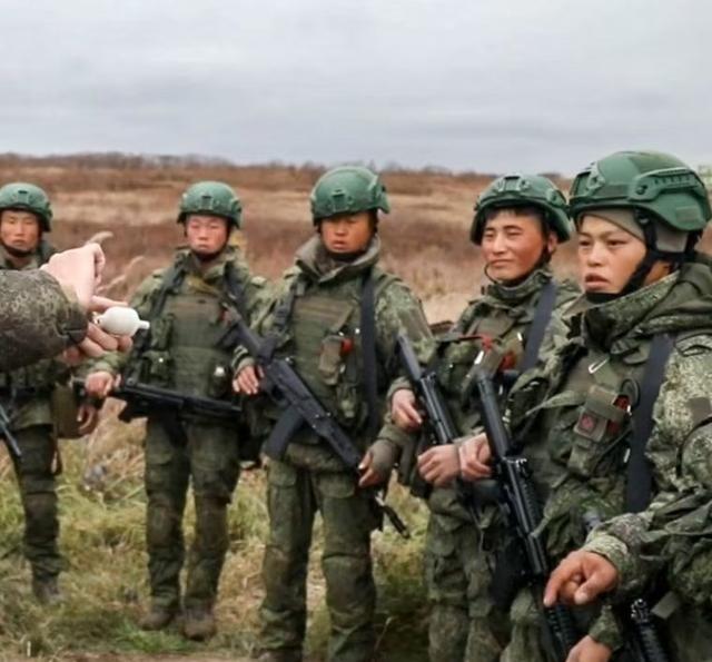 俄罗斯军方给朝鲜特种部队配备了全套俄制武器装备，就只有头盔是我国生产的外贸版M1