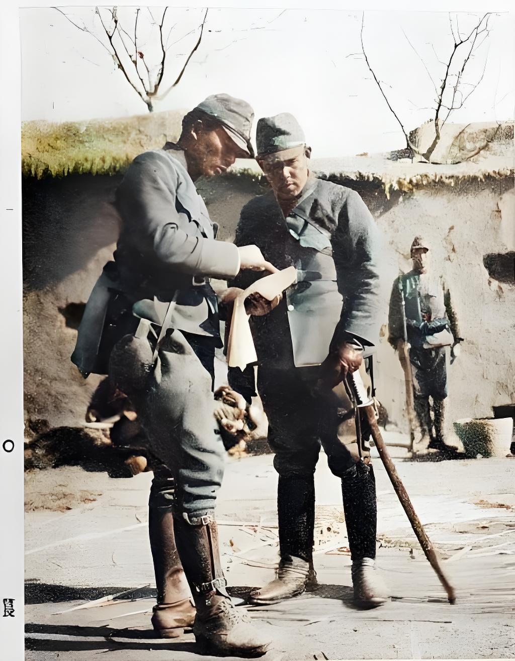 这张1938年拍摄的照片，记录下了徐州会战津浦战线上，台儿庄战斗中的一个场景，画