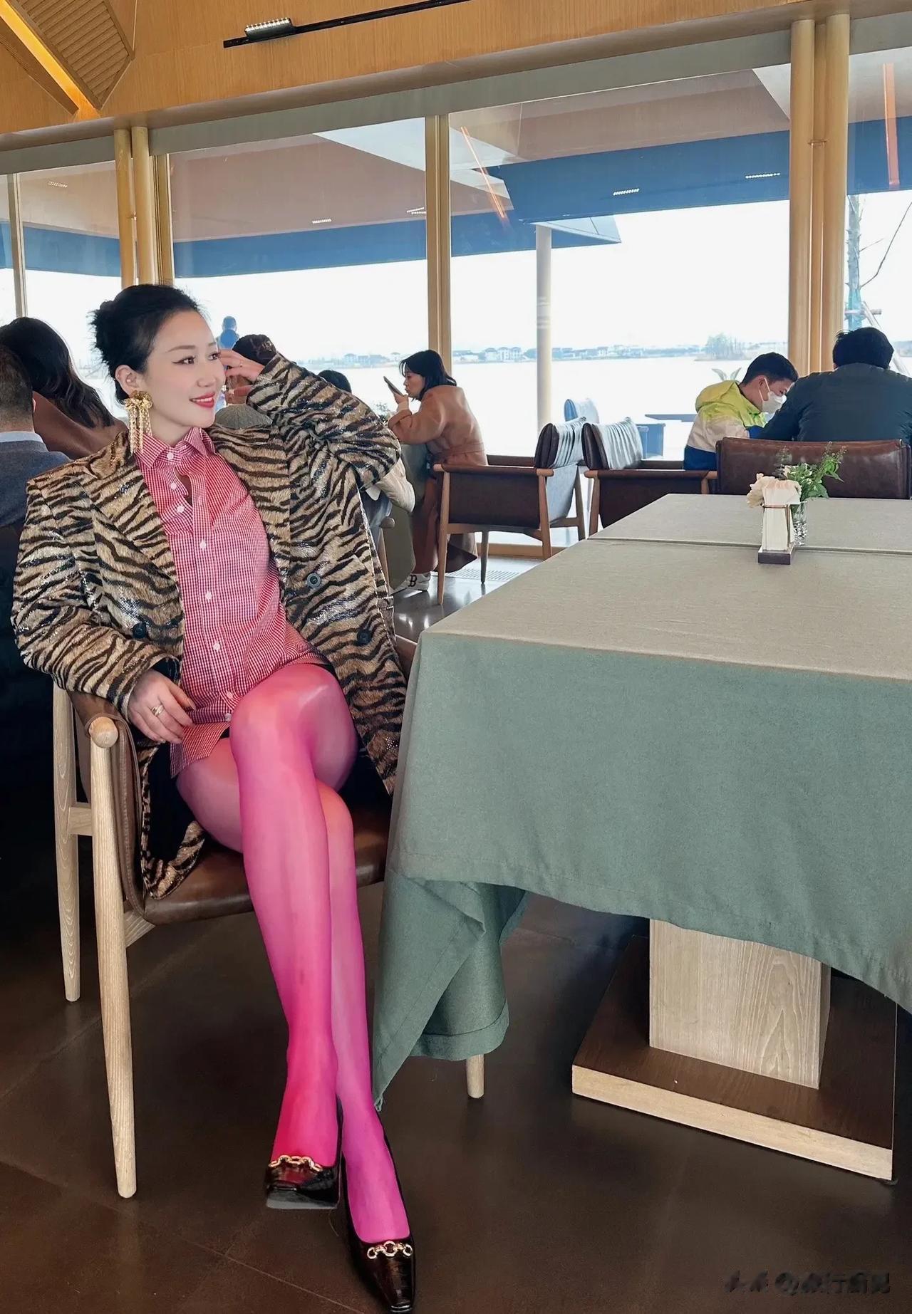 搭配你的高级范儿，穿这种粉色衣服的不一般[捂脸][赞]