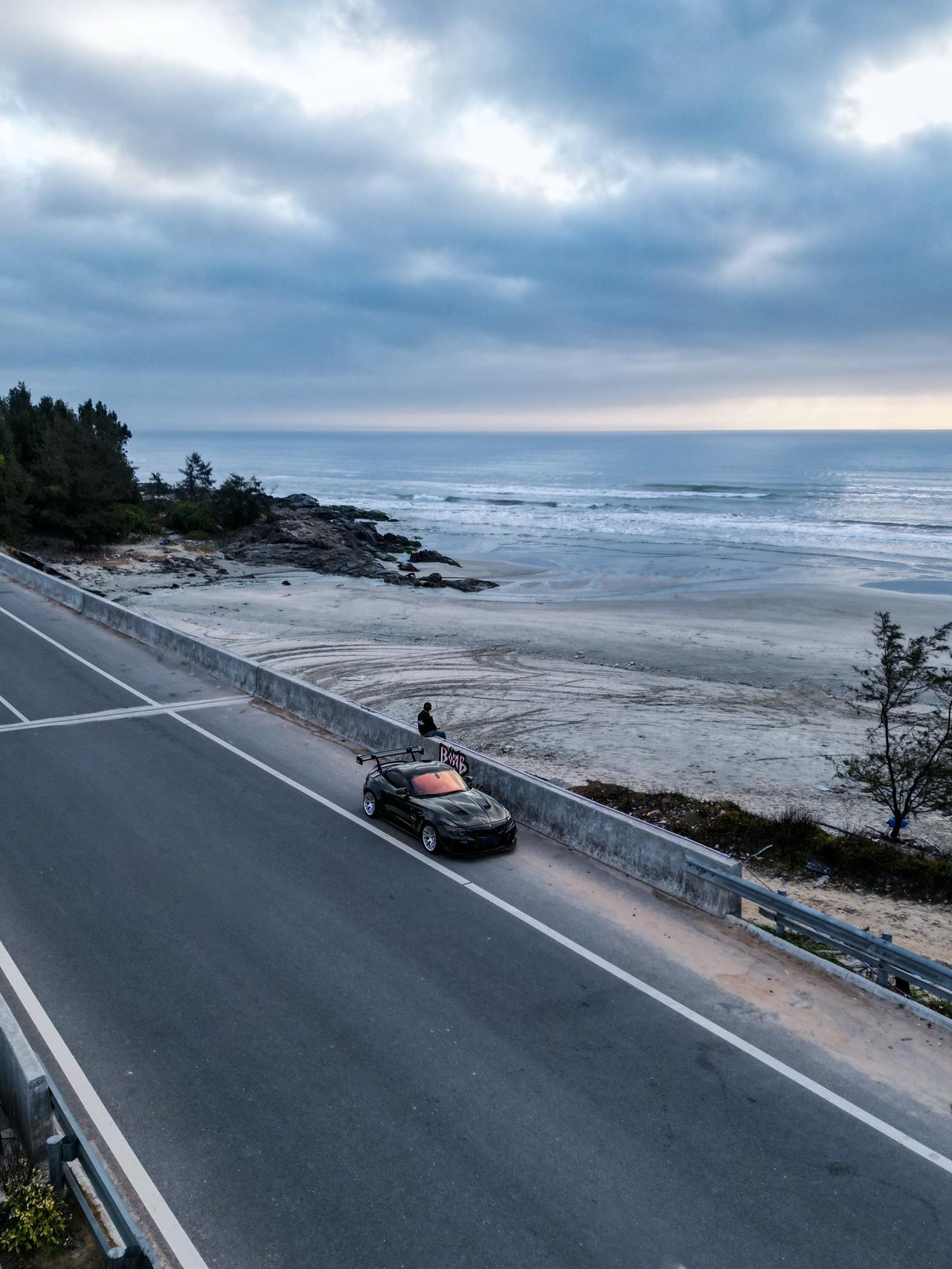 我一直觉得，两座跑车是一种很浪漫的产物，多一个人，都是打扰。风从耳边过，天在头顶