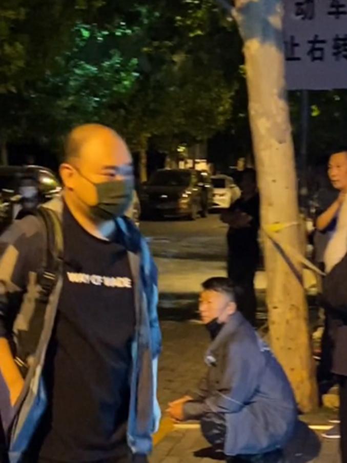 拍戏辛苦，开车同样也闲不住，侯震这两天应该是《绝顶富贵》剧组最辛苦的。这么说，是