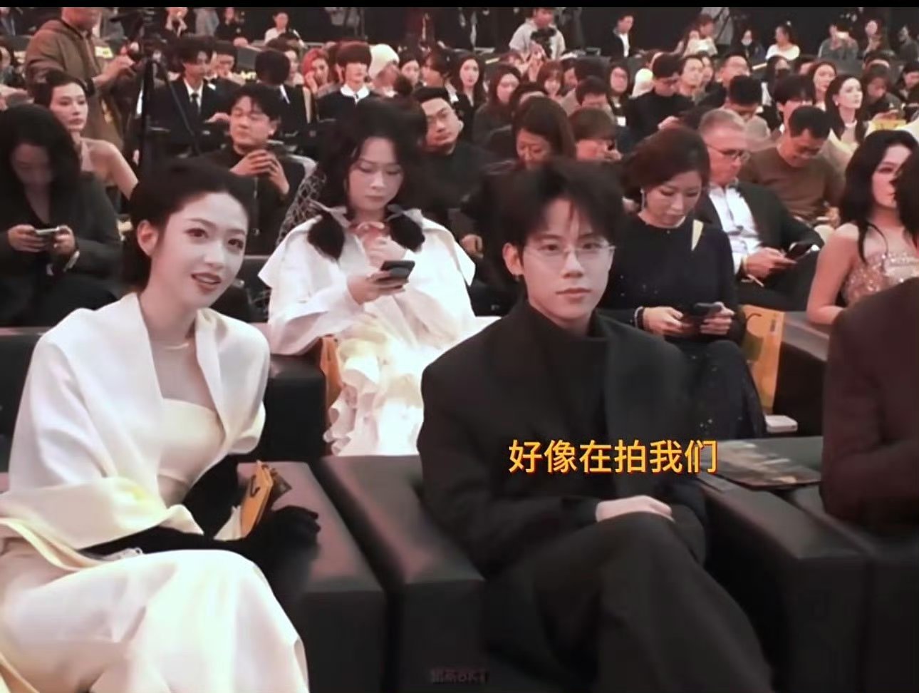 周奇向涵之一起回家被拍到两人聚会亲密举动，原来他们两在颁奖台下就一直热聊，向涵之