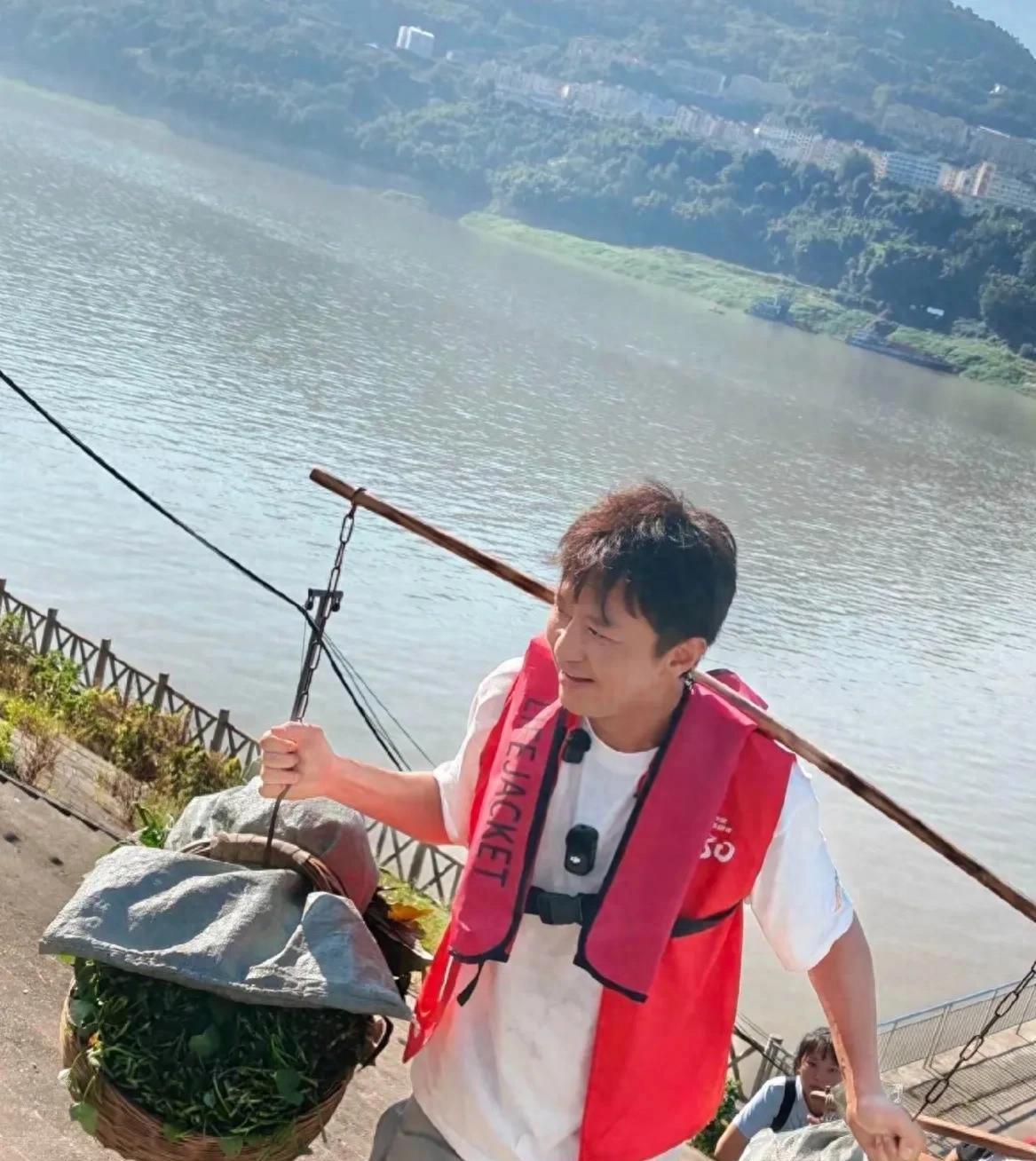 邓超凌晨四点现身重庆忠县西山渡口，肩扛竹扁担帮菜农一趟趟搬菜，后背湿透，画面太真