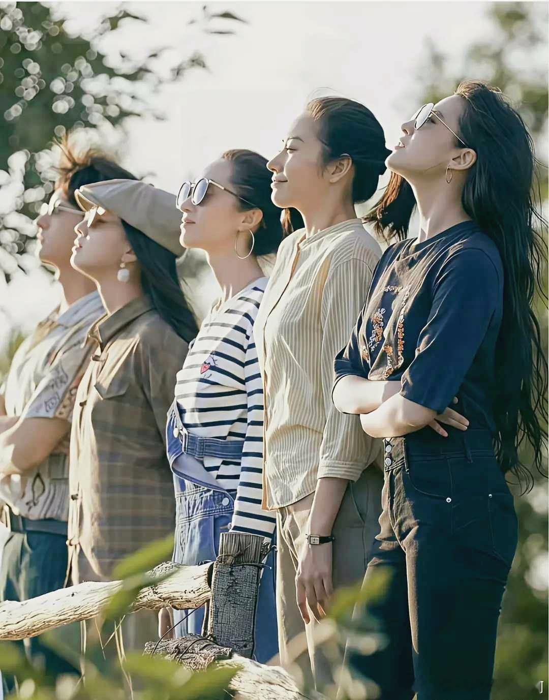 刘亦菲被叫神仙姐姐是有原因的看这个仪态多好一排女明星就她最好看 