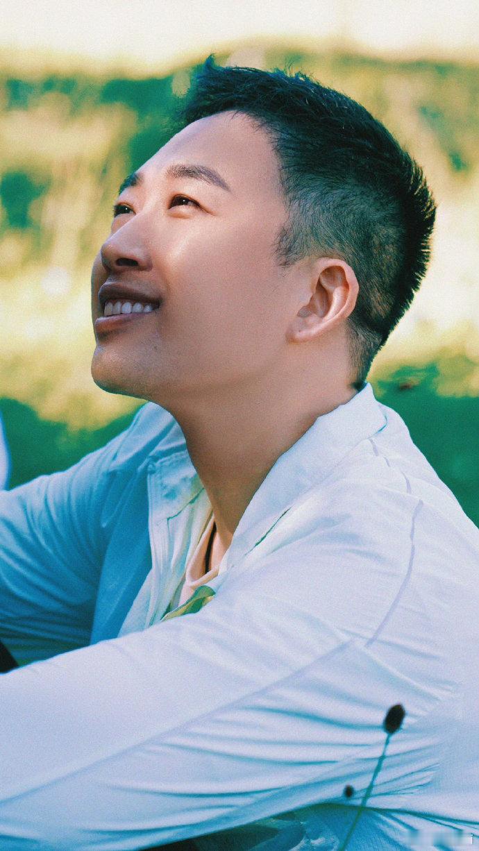 #于正签了两男一女##于正给内娱捧上新鲜的血液# 我们于正丫头又要给内娱上供新鲜