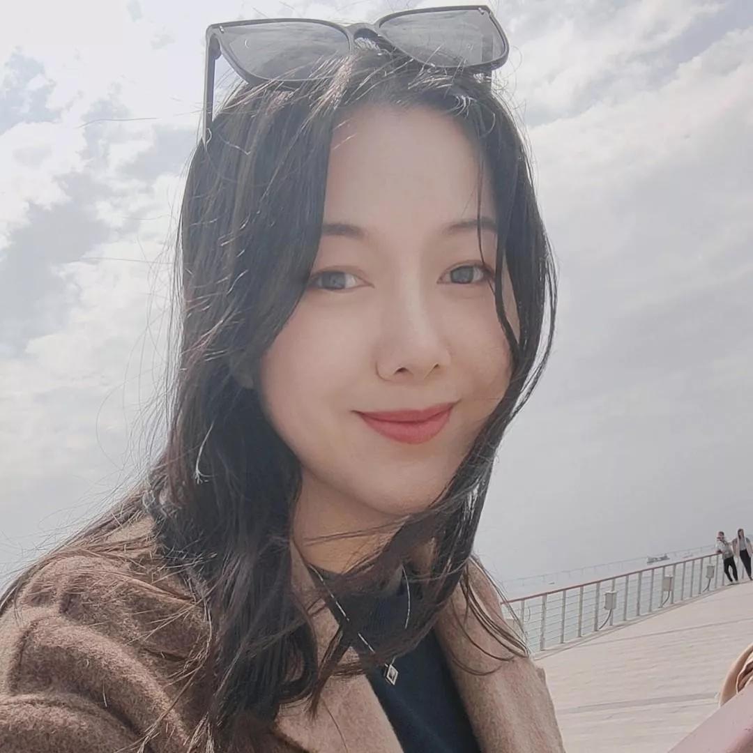 海边微风轻拂，阳光正好，少女微笑如花🌸