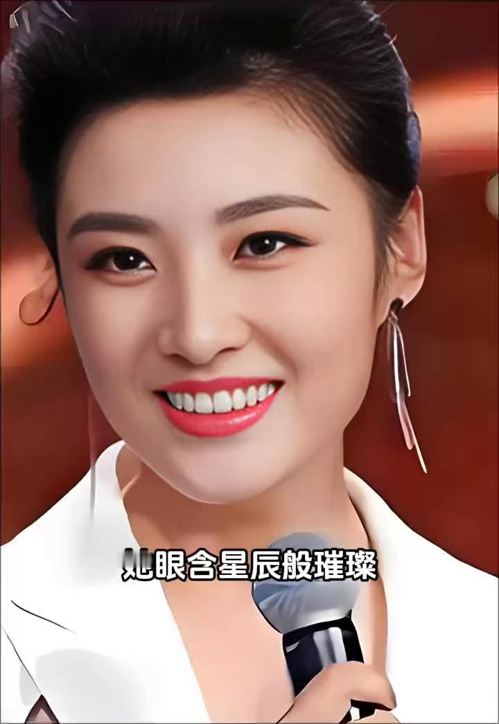 她眼含星辰般璀璨，肤如羊脂白玉无瑕，美貌之外心底纯善似清泉做事，雷厉风行有担当。