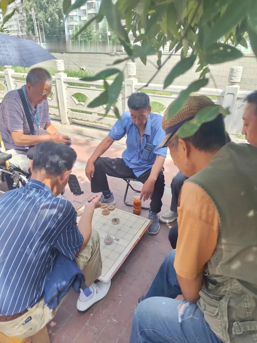 在中国，有一种神秘的“地下组织”无处不在，那就是大爷们的象棋摊！

无论是在公园