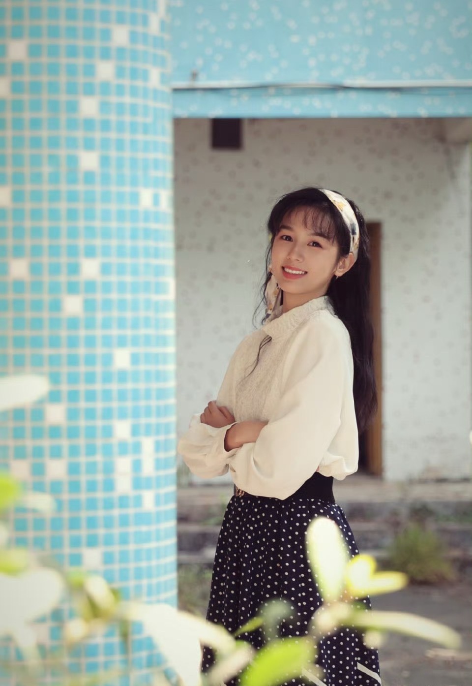 你好1983昨天追平了，周也演技进步很大，剧情节奏好，置景还原度高，除了男主丑的