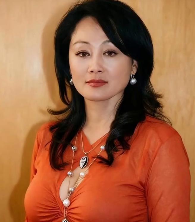 王姬如今63岁了，定居在美国生活。女儿女婿住北京，儿子是她永远的牵挂。

主要信
